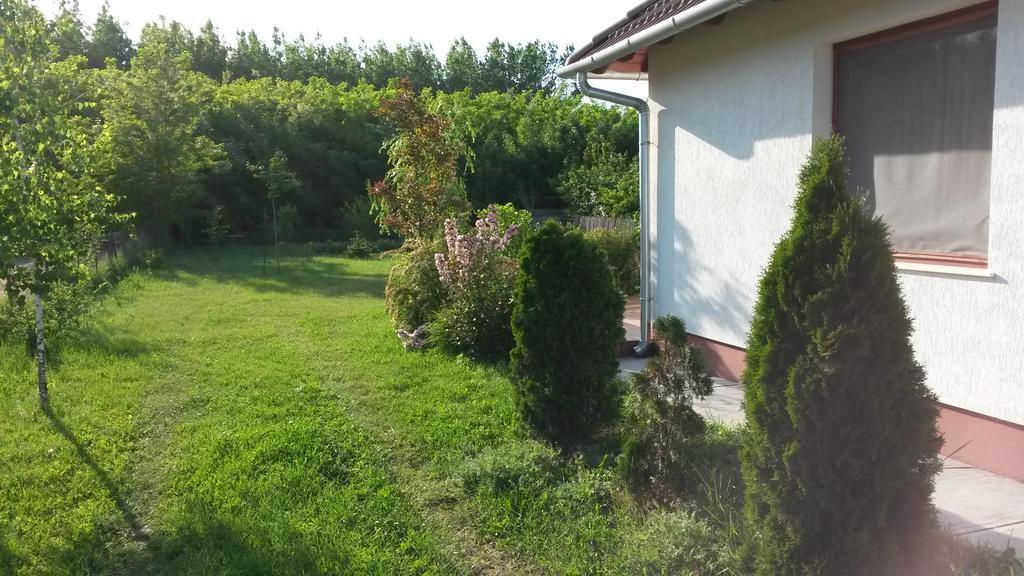 Cserkei Nyaralo Cserkeszőlő Esterno foto